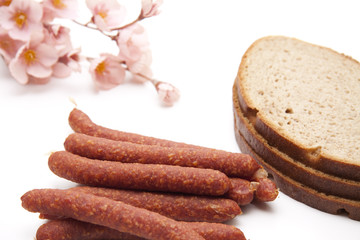 Frühstück mit Wurst und Brot