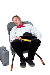 Handwerksmeister liegt in der Schubkarre 796v