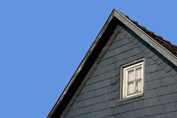 Hausdach vor blauem Hintergrund