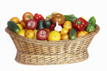 Cesta con frutas y verduras