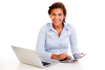 junge frau mit laptop und ipad