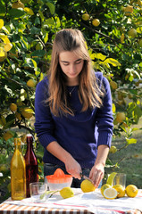 Obraz premium Girl making natural lemonade