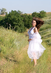 Fototapeta na wymiar beautiful girl in white dress in a meadow