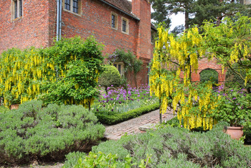 Fototapeta na wymiar Ścieżka przez angielski ogród otoczony murem