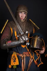 Deurstickers Krijger houdt een helm vast © Fxquadro