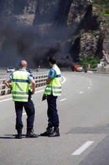 gendarmes et voiture en feu
