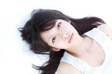 Naklejka premium 横になる若い女性