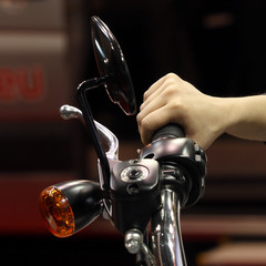 mano su manubrio moto