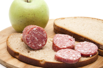 Salamibrot und Apfel