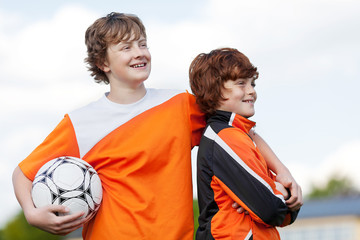 zwei freunde mit fußball