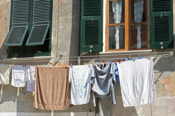 Linge suspendu devant fenêtre à rideaux, Vernazza, Italie.