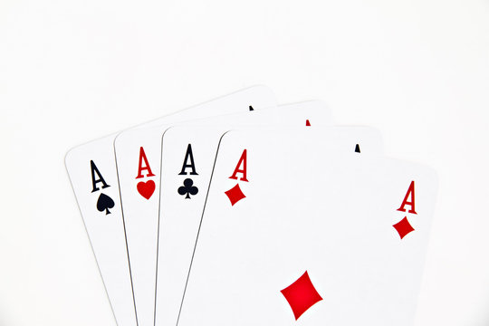 Poker d'assi su sfondo bianco
