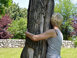 frau im park bei baum