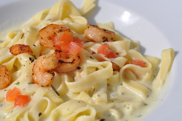 Tagliatelle mit Garnelen in Knoblauchsoße