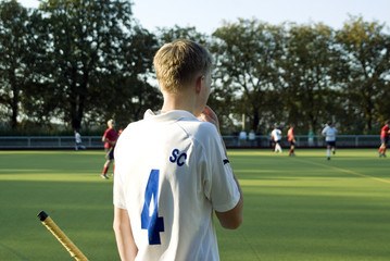 Sportler mit Mannschaft am Spielfeld