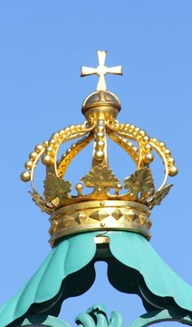 Goldene Krone mit christlichem Kreuz