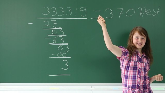 sch&uuml;lerin freut sich