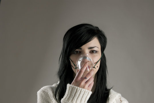 girl with oxygen mask