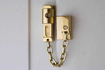 T&uuml;rschloss mit Kette in Gold zur Sicherheit