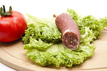 Salami auf Salatblatt