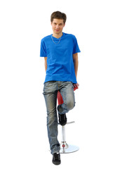 jeune en tee-shirt bleu 3