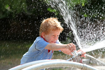 Kind spielt mit Wasser