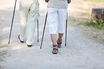 ehepaar unterwegs mit nordic walking stöcken