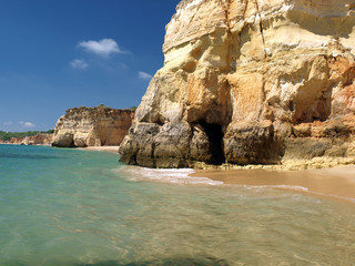 Fototapeta na wymiar Kolorowe skały na wybrzeżu Algarve