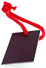 étiquette cartonnée avec ficelle rouge