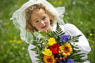 Streukind mit Blumenstrauss.
