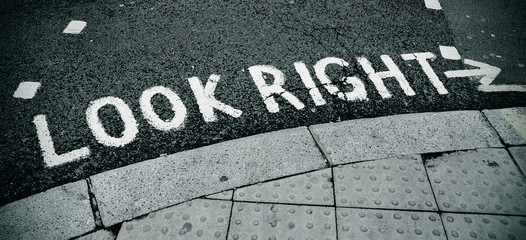 look right sign