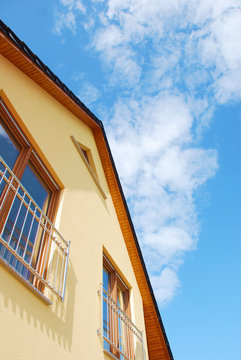 Fassade und blauer Himmel