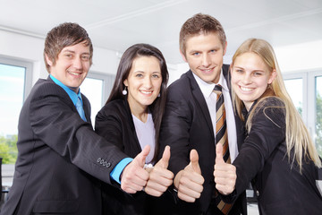 Mitarbeiter zeigen Daumen hoch