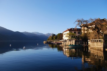 Fototapeta na wymiar Domy na jeziora Orta, Orta St Giulio wsi, Piemont, Włochy