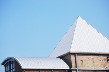 Runddach und Spitzdach aus Stahlblech