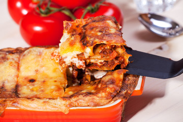 Nahaufnahme von frischer Lasagne