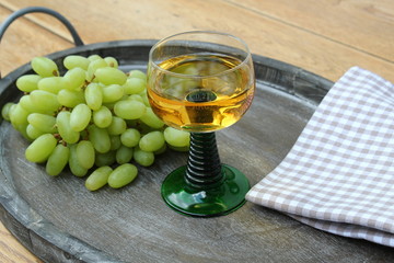 Weißwein und Trauben