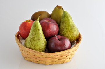 cesto di frutta con pere,mele,kiwi e pesca noce
