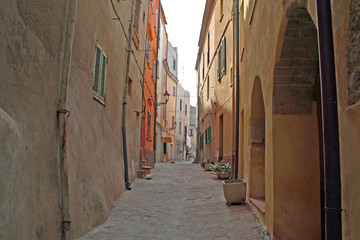 Fototapeta premium Sardinien: Gasse in Castelsardo (Italien)