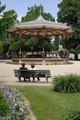 couple assis devant le kiosque