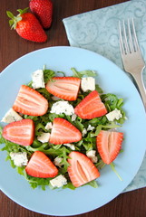 Salad with arugula and strawberries
