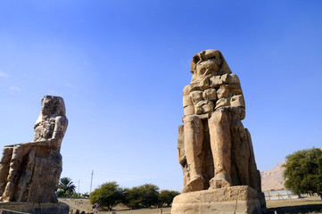 Fototapeta na wymiar Kolos Memnona pobliżu Luxor w Egipcie