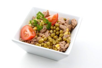 Thunfischsalat mit Tomaten, Mais und Erbsen