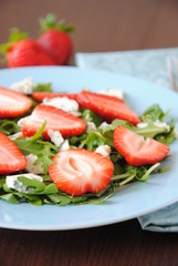 Salad with arugula and strawberries