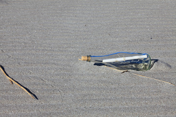 Flaschenpost am Strand. Message in a bottle. 7