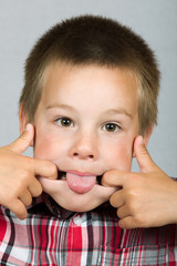 Junge zieht Grimassen