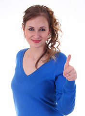 Fototapeta premium красивая девушка в синей кофте показывает большой палец