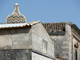 cupola e tetti di case antiche a Ragusa