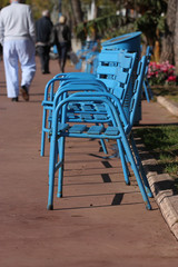 chaise métalique bleu de cannes