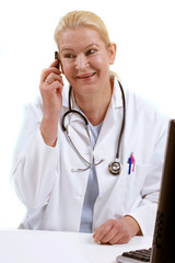 medizinische Mitarbeiterin mit einem Telefon